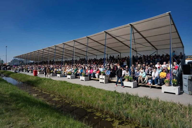 Amsterdam: Day Trip to Flower Parade & Keukenhof on April 18 - What your grandstand seat changes