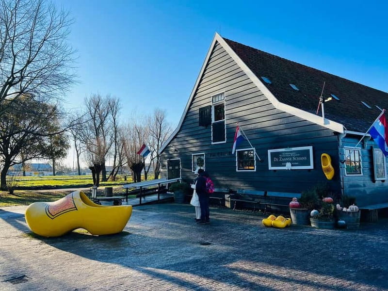 Amsterdam: Giethoorn, Afsluitdijk and Zaanse Schans Day Trip - The guides make the long day easier