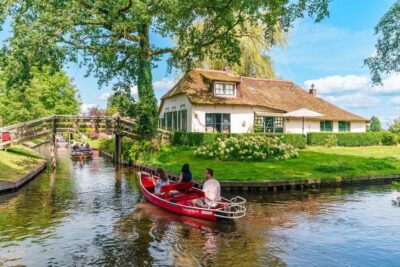 Giethoorn Day Trip with Boat Tour