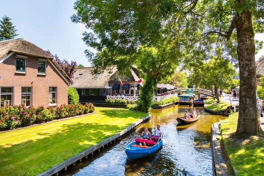 Amsterdam: Giethoorn Day Trip with Boat Tour - Arriving in Giethoorn by foot and water