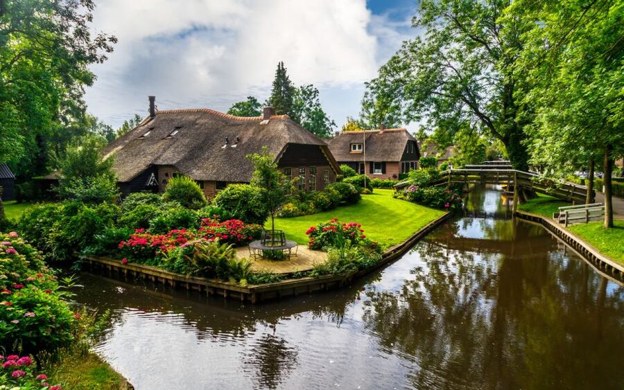 Amsterdam: Giethoorn Tour Scenic Cruise, Cheese & Free Time - Key points at a glance
