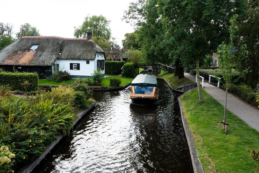 Amsterdam: Giethoorn Tour Scenic Cruise, Cheese & Free Time - Arriving in Giethoorn and taking the one-hour cruise