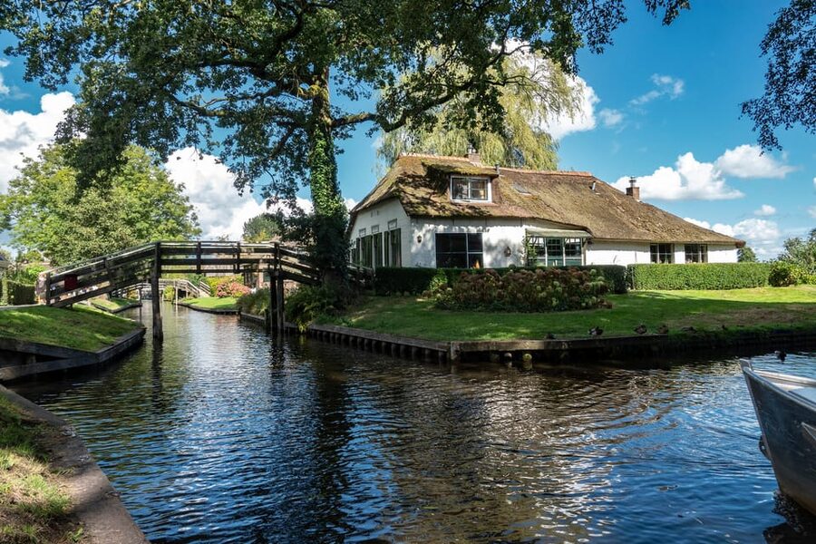 Amsterdam: Giethoorn Tour Scenic Cruise, Cheese & Free Time - Cheese tasting and the practical perks