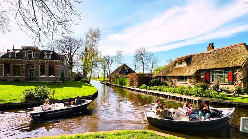 Amsterdam: Giethoorn & Zaanse Schans Small Group Day Trip - David’s guiding style and the benefit of eight people