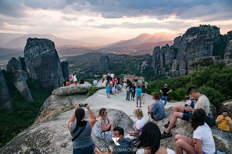 Athens: Meteora Day Trip in Spanish with Live Guide & Lunch - Meeting the Coach at Larissa Station