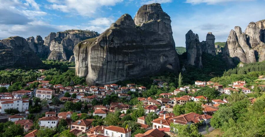 Athens: Meteora Day Trip with Central Pickup & Audio Guide - Four hours across the Greek countryside