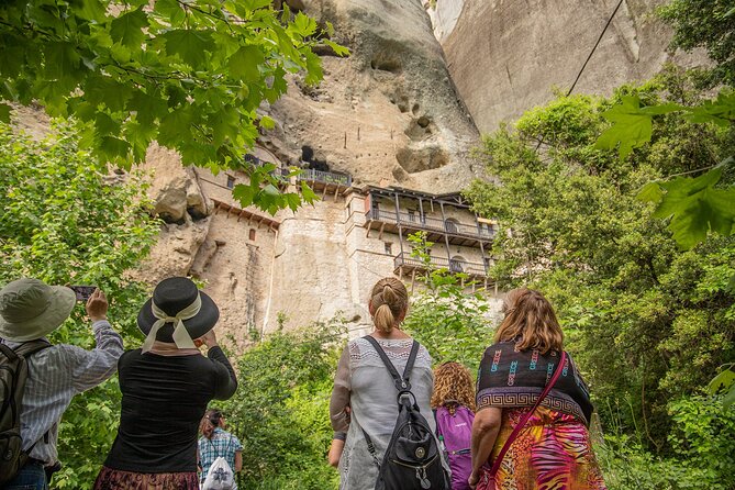 Athens: Meteora Monasteries, Caves & Coastal Stopovers with Lunch - Kastraki provides lunch beneath the cliffs
