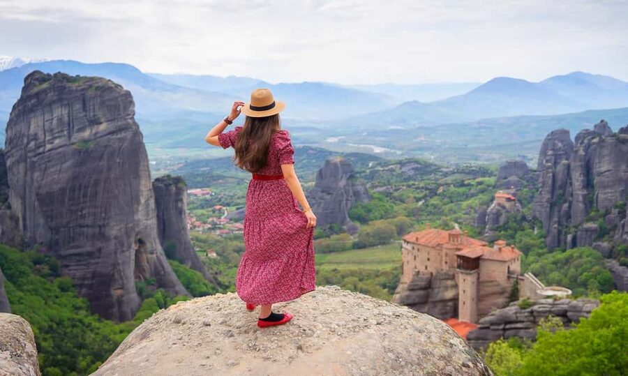 Athens: Meteora Monasteries Day Trip with Caves and Lunch - Arriving in Kalabaka and choosing lunch