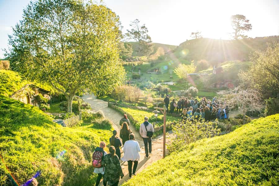 Auckland: Hobbiton Movie Set Day Trip with Festive Lunch - Key points to know before booking