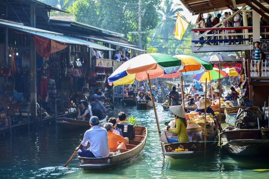 Bangkok: Damnoen Saduak, Train Market & Mahanakhon Day Trip - Eating and walking through the floating market