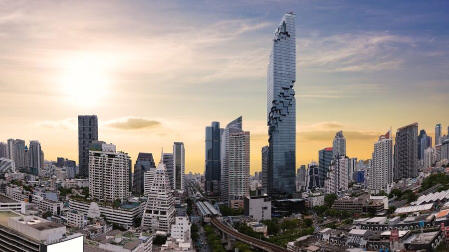 Bangkok: Damnoen Saduak, Train Market & Mahanakhon Day Trip - The guides make the schedule work
