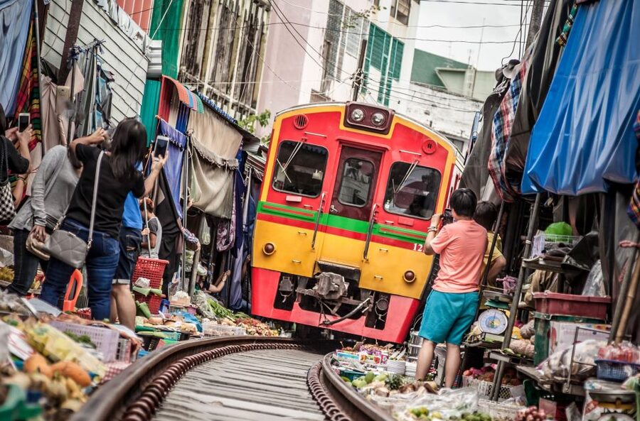 Bangkok: Damnoen Saduak, Train Market & Mahanakhon Day Trip - Adding the Mahanakhon Skywalk