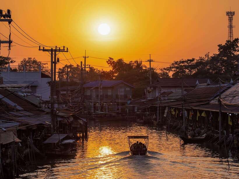 Bangkok: Maeklong Railway & Amphawa Floating Market Day Trip - The Maeklong River firefly cruise at dusk