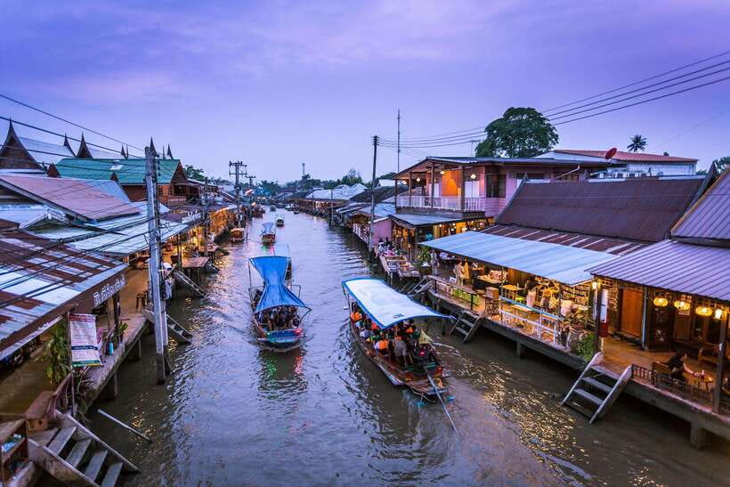 Bangkok: Maeklong Railway & Amphawa Floating Market Day Trip - How the transport and timing affect the day