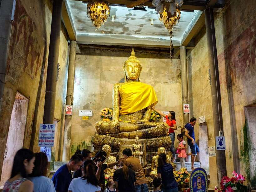 Bangkok: Maeklong Railway & Amphawa Floating Market Day Trip - What to bring and who should skip it