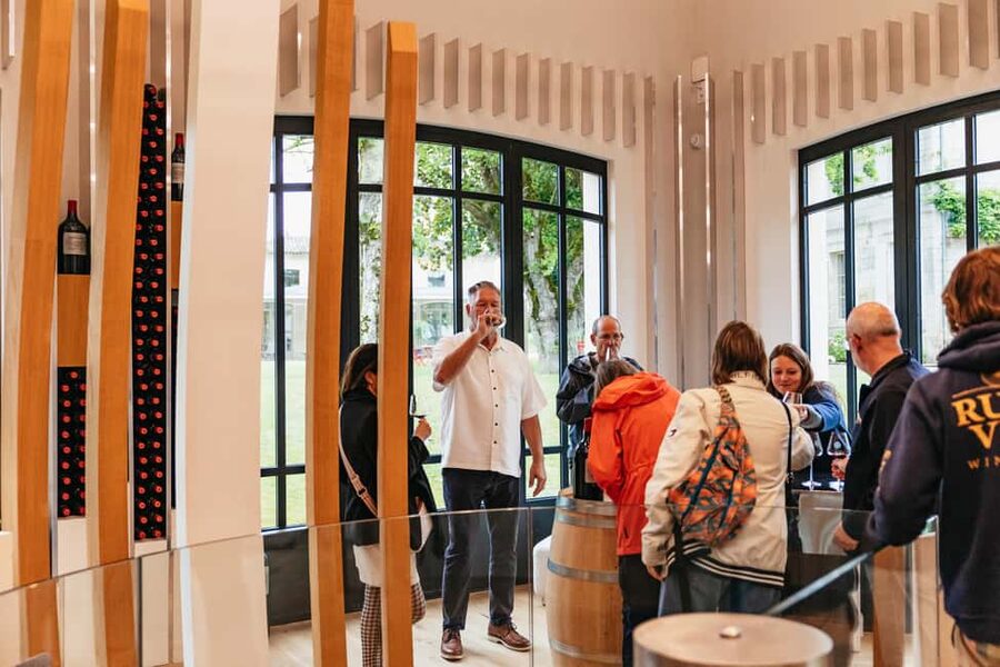 Bordeaux: St. Emilion Day Trip with Wine Tasting and Lunch - The final tasting in the village