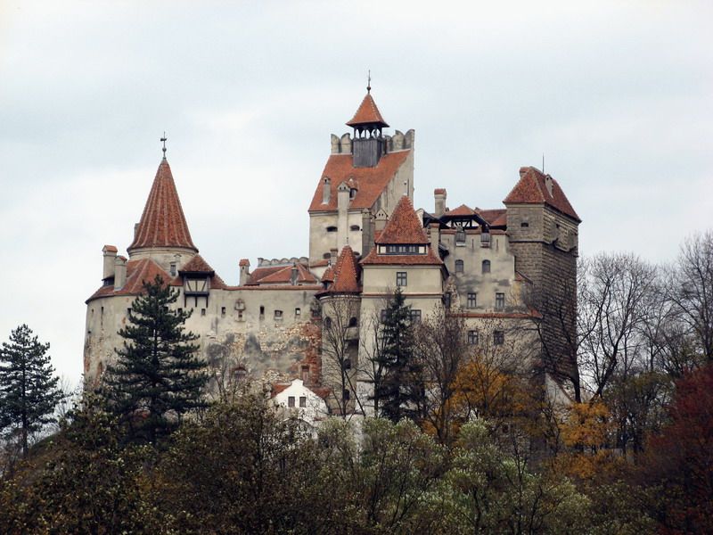 Bucharest: Bran & Peles Castle with Rasnov Citadel Day Trip - Bran Castle and the Dracula connection