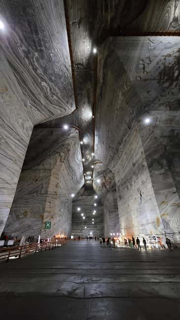Bucharest Day Trip: Slanic Salt Mine & Tomb of Dracula - The guides and the tone of the day