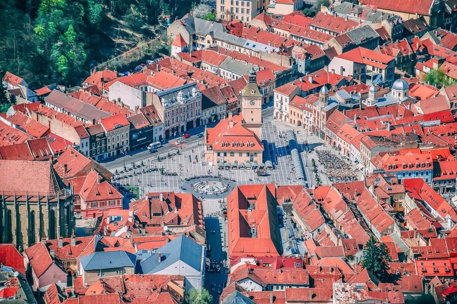 Bucharest: Day Trip to Dracula Castle, Peles Castle & Brașov - Guides turn a packed schedule into a usable day