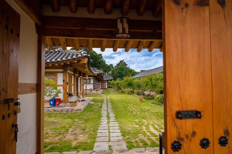 Busan: Gyeongju Guided Day Trip to Three Kingdoms Capital - Choosing the right Gyeongju package