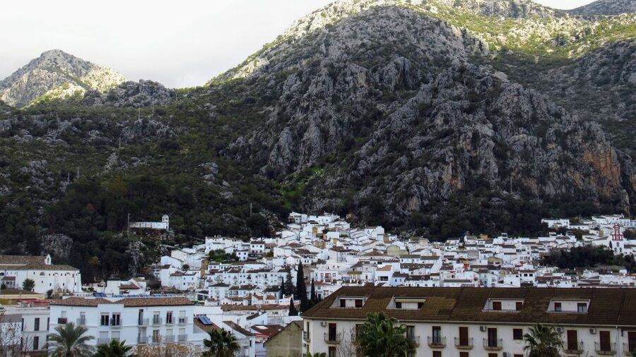 Cadiz, Jerez or El Puerto: White Towns of Andalusia Day Trip - Zahara de la Sierra: a short walk beneath the castle
