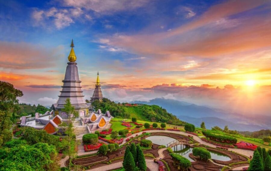 Chiang Mai: Doi Inthanon Park with Kew Mae Pan Hike Day Trip - King and Queen pagodas above the forest