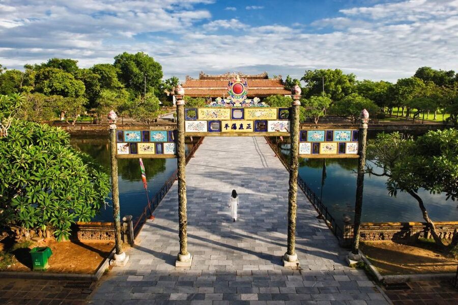 Da Nang: Imperial City of Hue Day Trip with Lunch and Ticket - Thien Mu Pagoda beside the Perfume River