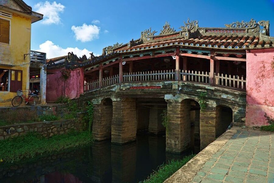 Da Nang: Lady Buddha, Marble Mountains, and Hoi An Day Trip - Guides, group rhythm, and the long van rides