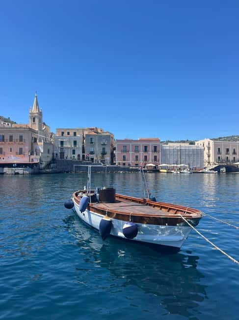 Da Tropea: Day Trip with Vulcano Lipari Stromboli - What the onboard guiding is like
