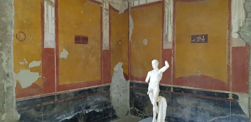 Day Trip from Rome: Explore Pompeii & Sorrento Amalfi Coast - The guides and how they shape the day