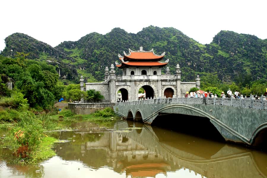 Day Trip: Hoa Lu, Trang An, Mua Cave with Transfer and Lunch - Hoa Lu and the King Dinh Temple