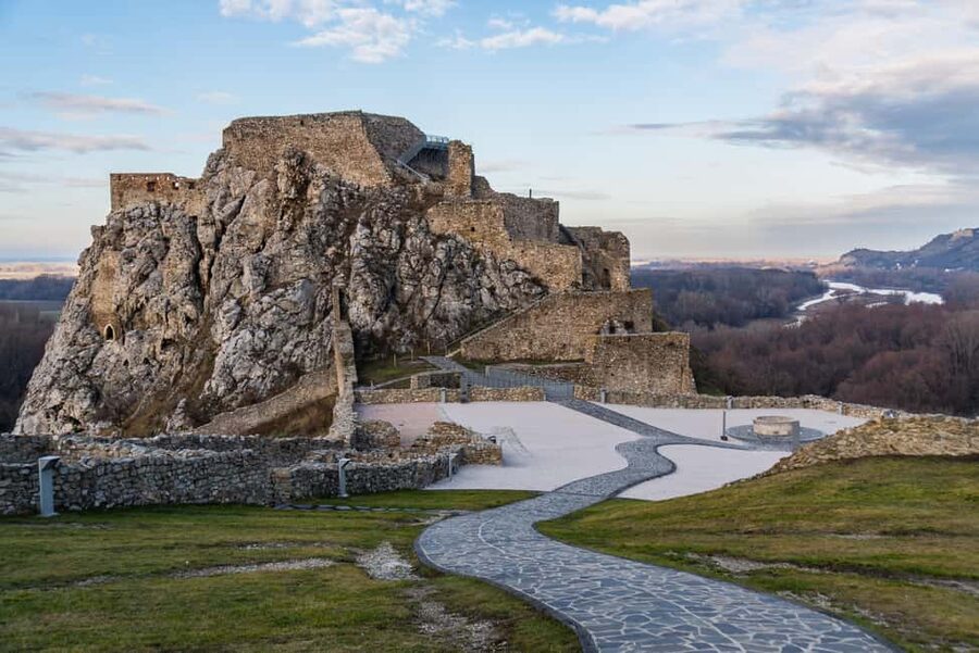 Day trips from Vienna: Bratislava and Budapest with Guide - Budapest: grand views in a limited window