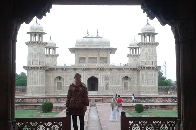 Delhi to Agra and Taj Mahal Private Day Trip by Express Train with Lunch - Buffet lunch at Sun Barbecue