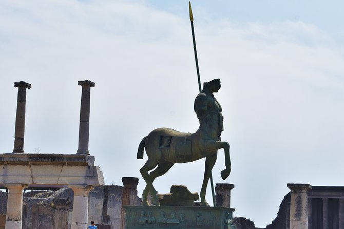 Discover the Ancient Ruins of Pompeii: Day Trip from Rome - The guide and the language issue