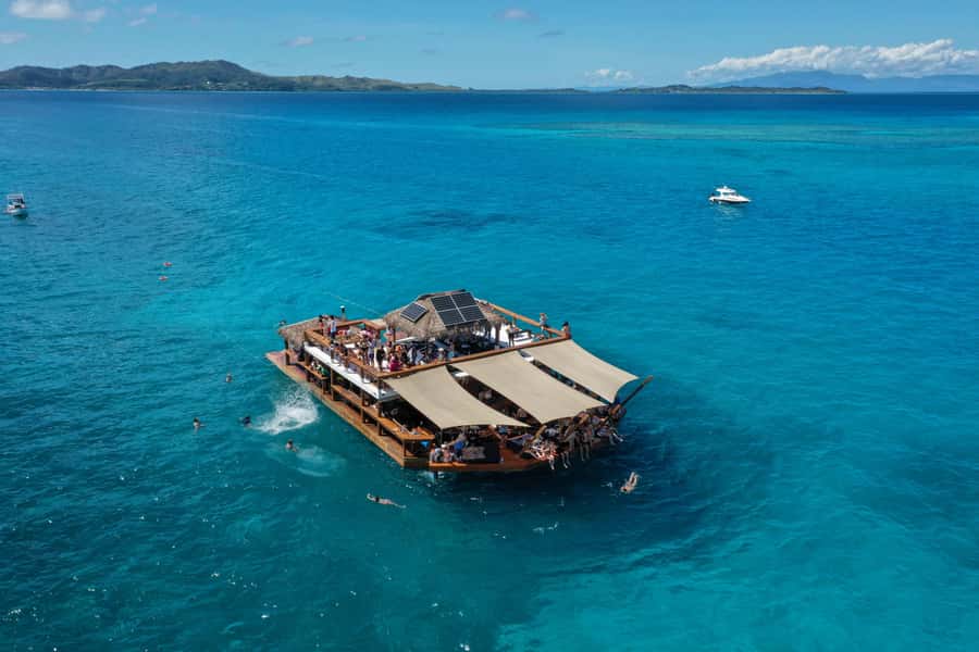Fiji: Cloud 9 Floating Bar and Pizzeria Day Trip - DJs, dancing, and the social atmosphere