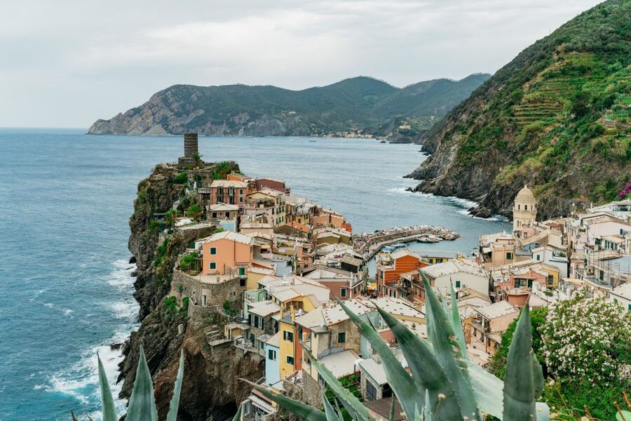 Florence: Cinque Terre Day Trip with Optional Hiking or Pisa - Vernazza offers the best pause for sea and café time