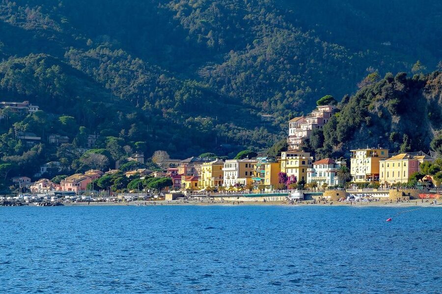 Florence: Cinque Terre Day Trip with Optional Street Food - Vernazza: the postcard village
