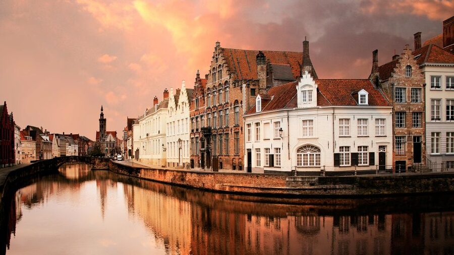 From Amsterdam: Bruges Day Trip in English with Boat Option - Who should book this day trip