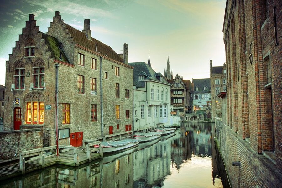 From Amsterdam: Day Trip to Bruges in Spanish or English - Key points to know before booking