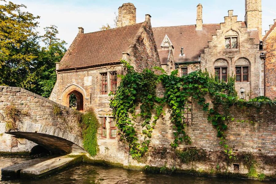 From Amsterdam: Day Trip to the Charming Brussels and Bruges - Chocolate shops, beer, and the Halve Maan stop