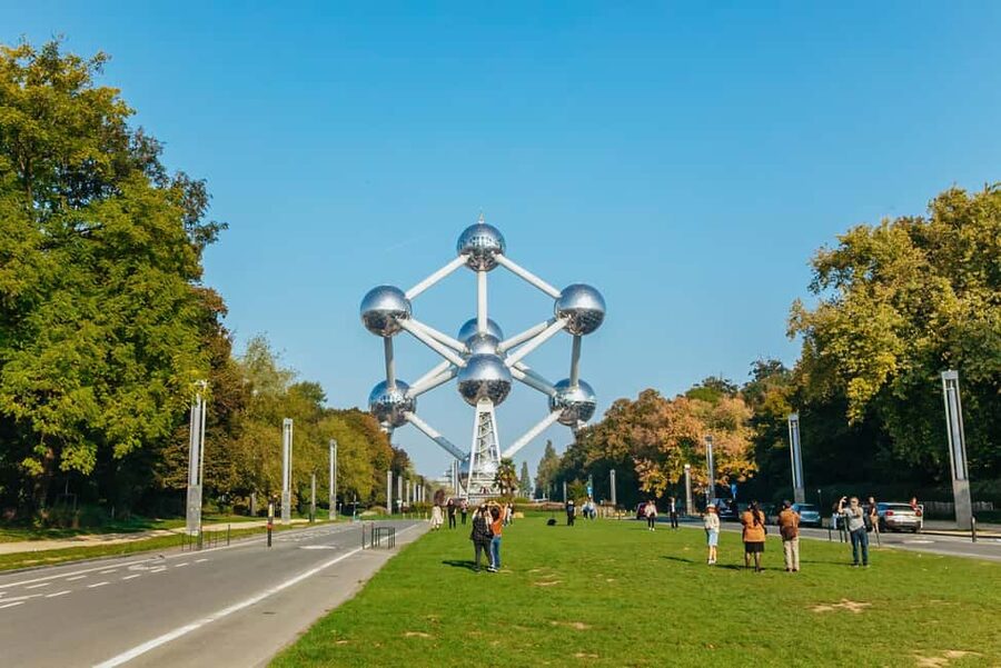 From Amsterdam: Day Trip to the Charming Brussels and Bruges - Guides, language, and the human side of the day