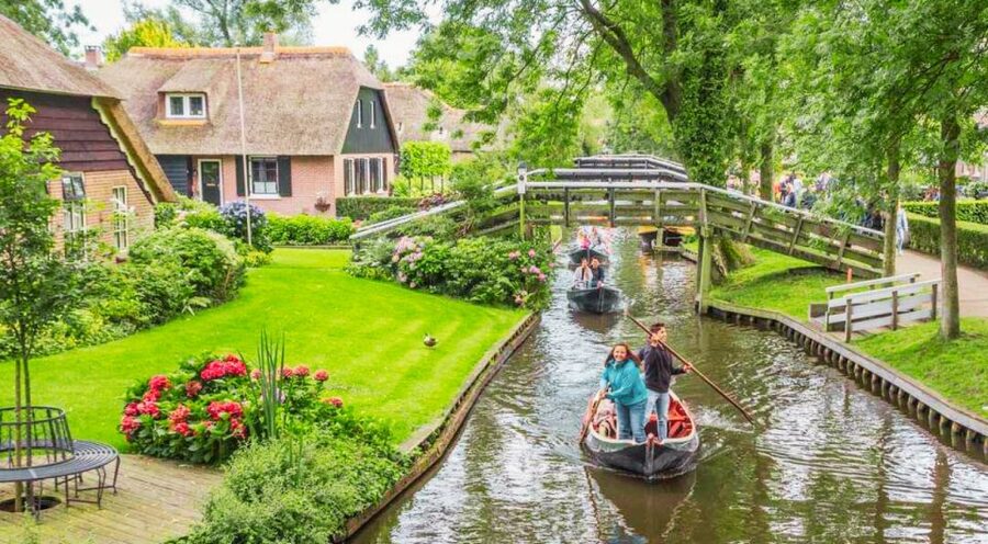 From Amsterdam: Giethoorn Guided Day Trip with Canal Cruise - Key points at a glance