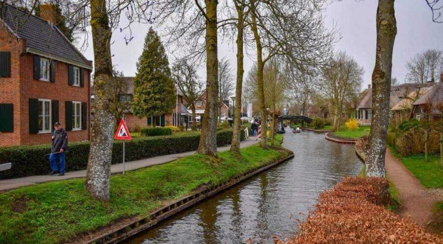From Amsterdam: Giethoorn Guided Day Trip with Canal Cruise - Why Giethoorn makes a good day trip from Amsterdam