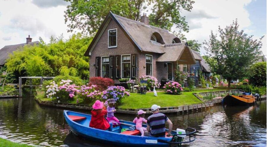 From Amsterdam: Giethoorn Guided Day Trip with Canal Cruise - The ride through the Dutch countryside