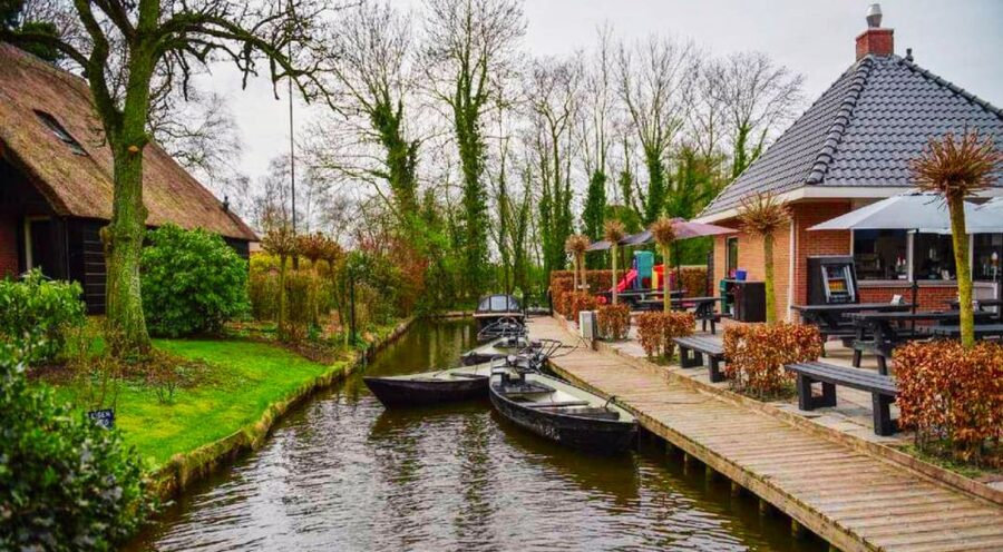 From Amsterdam: Giethoorn Guided Day Trip with Canal Cruise - The canal cruise is the main event