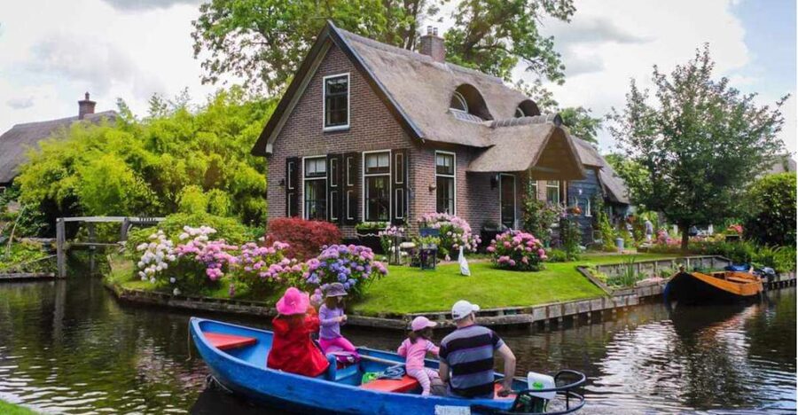 From Amsterdam: Giethoorn Guided Day Trip with Canal Cruise - Meeting at Prins Hendrikkade and leaving Amsterdam