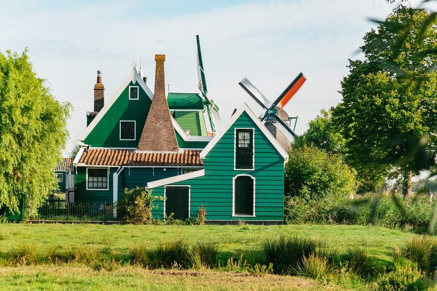 From Amsterdam: Zaanse Schans, Edam, & Marken Full-Day Trip - The bus ride and daily rhythm