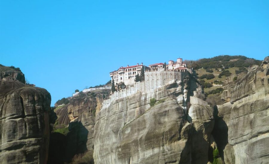 From Athens: Meteora Full-Day Trip with Guide on Luxury Bus - Lunch in Kastraki after the monastery visits