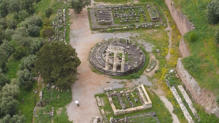 From Athens: Private Delphi and Thermopylae Guided Day Trip - Arachova: a brief mountain-town pause