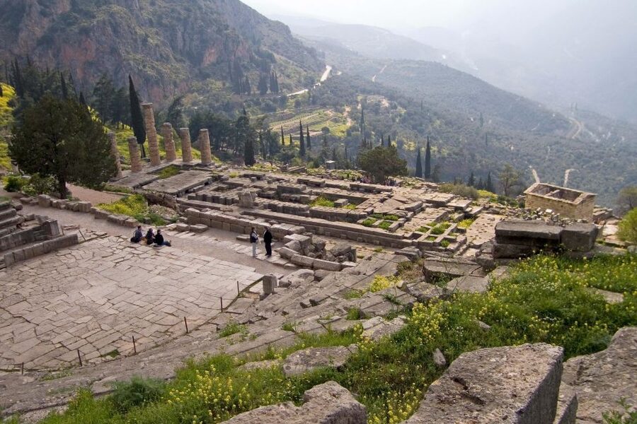 From Athens: Temple of Apollo and Oracle Delphi Day Trip - The drive through Boeotia and past Thebes
